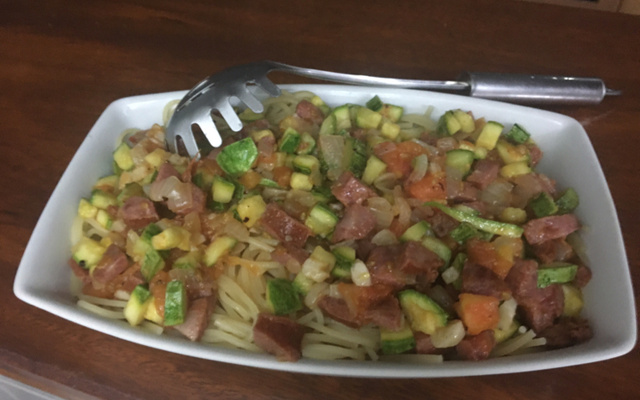 Macarrão com abobrinha e calabresa