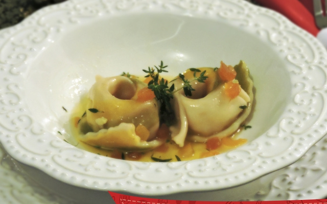 Agnolotti de burrata ao molho de azeite, damasco e tomilho limão