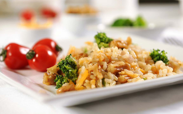 Arroz integral com brócolis, nozes e cheddar