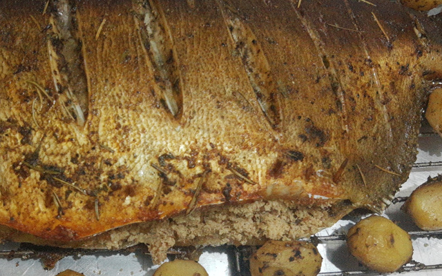 Tambaqui assado recheado com farofa