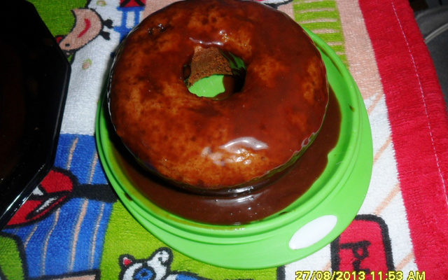 Bolo simples com cobertura de chocolate