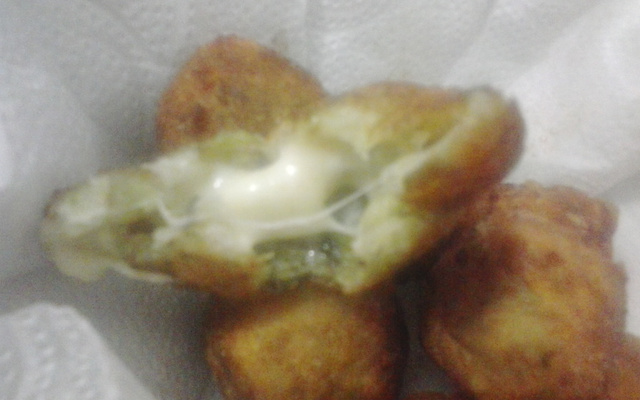 Bolinho de chuchu com queijo