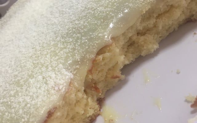 Bolo Simples c/ Cobertura de Leite em Pó 