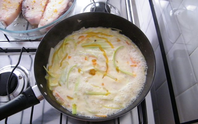 Filé de peixe à Julienne de legumes com molho de cream cheese
