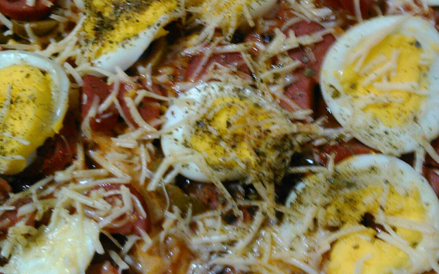 Pizza de salsicha com pão amanhecido