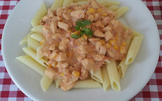 Macarrão com estrogonofe de frango rápido e fácil
