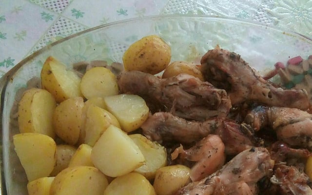 Coxa de frango assada com batatas