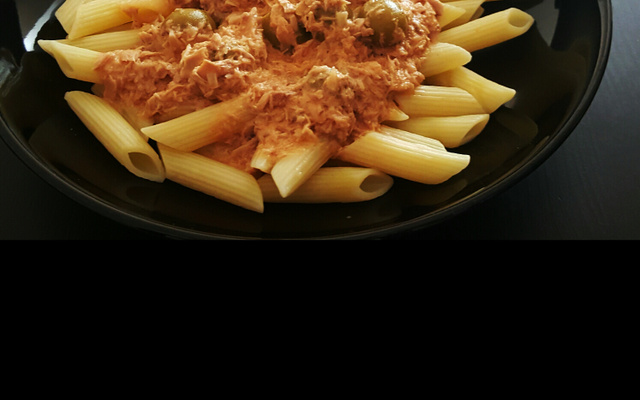 Macarrão com atum ao molho de leite de coco