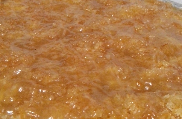 Cuca de Coco com Calda de Baunilha