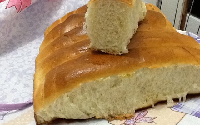 Pão de cachorro quente na máquina de pão