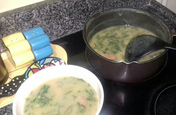 Caldo de fubá com couve e linguiça toscana