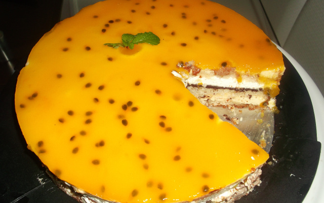 Torta de maracujá com chocolate e chantilly