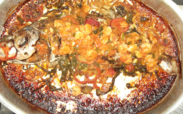 Corvina ao forno ao molho de camarão