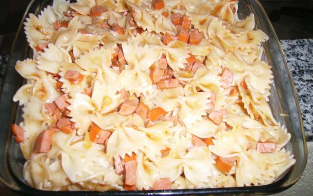 Macarrão gravatinha com molho de salsicha