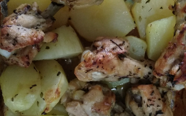 Coxa de galinha com batatas no forno
