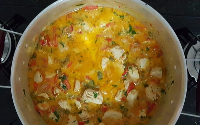Moqueca de frango à baiana