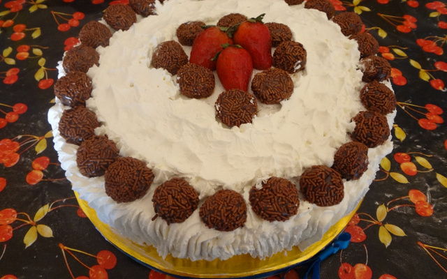 Bolo de aniversário de pêssego