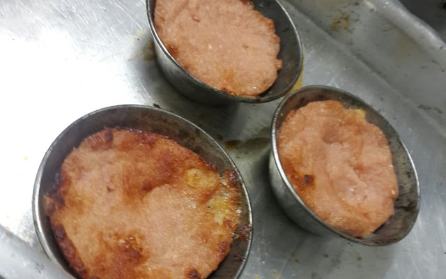 Empadinha de linguiça, recheada com ovo e queijo