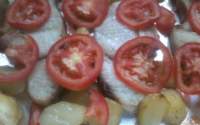 Filé de peixe assado com batatas