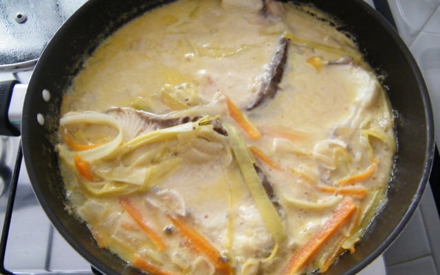 Filé de peixe à Julienne de legumes com molho de cream cheese