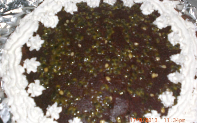 Bolo de chocolate com recheio de maracujá