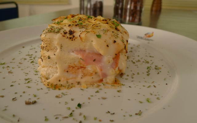 Sanduíche cremoso de forno