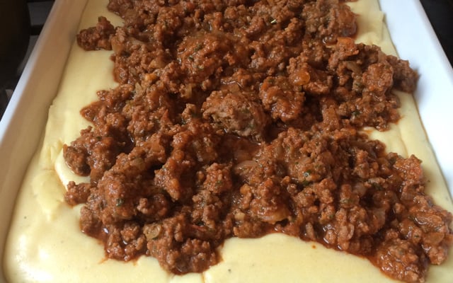 Polenta cremosa com molho de carne moída