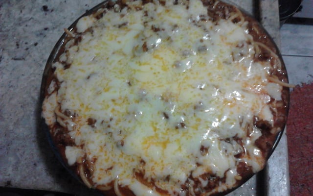 Espaguete à bolonhesa gratinado com queijo