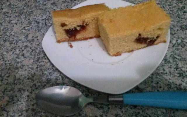 Bolo de fubá com goiabada