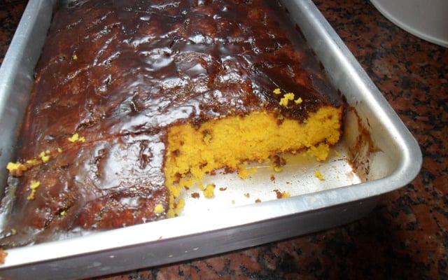 Bolo de cenoura com calda de chocolate