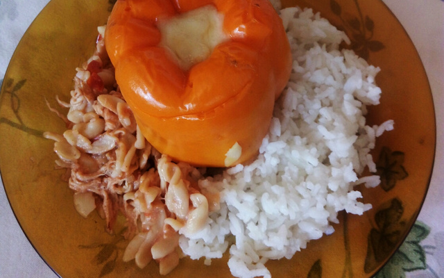 Pimentão recheado com macarrão ao molho de frango e queijo