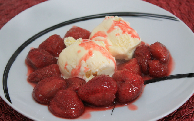 Morangos flambados com sorvete