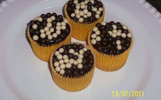 Cupcakes de baunilha cobertos e recheados com ganache
