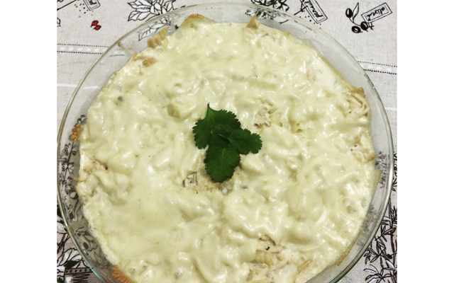 Macarrão ao molho branco e frango desfiado