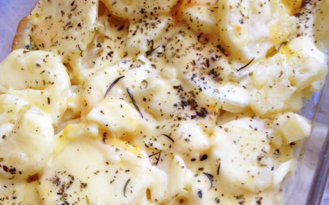 Batata gratinada com requeijão e ervas