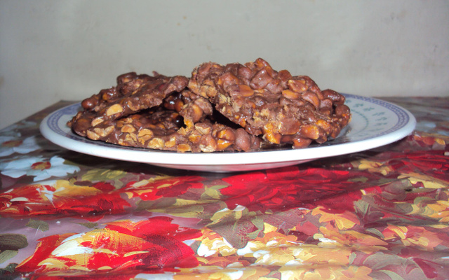 Pé de moleque com chocolate e leite condensao