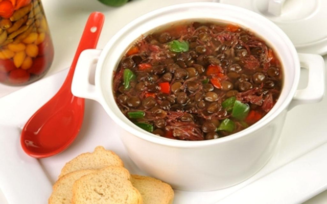 Sopa de Lentilha com carne seca
