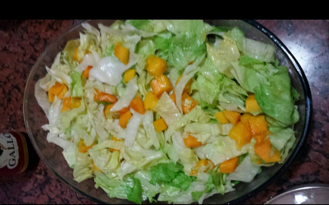Salada de alface com manga