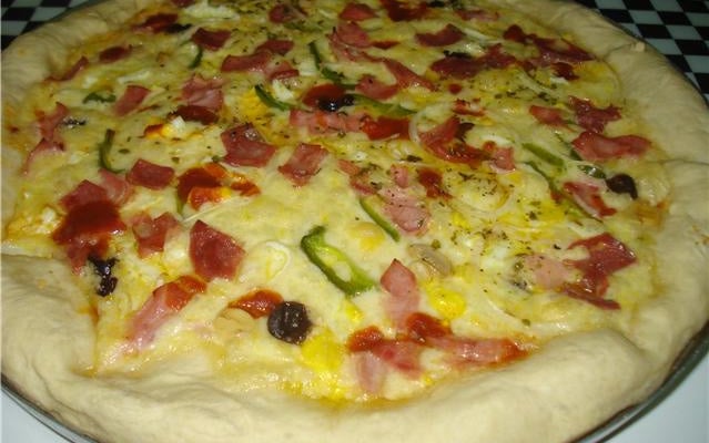 Pizza portuguesa com borda de catupiry by Neneli