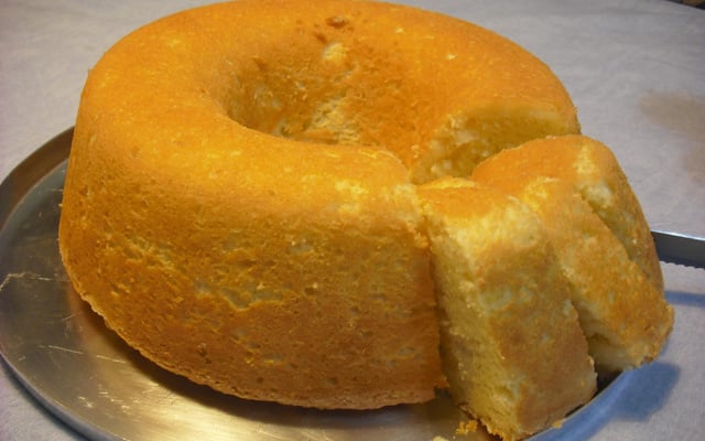 Bolo de mandioca com coco