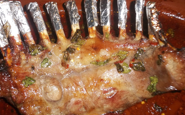 Lombo de cordeiro ao molho de mel e hortelã