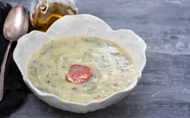 Caldo de batata com linguiça calabresa