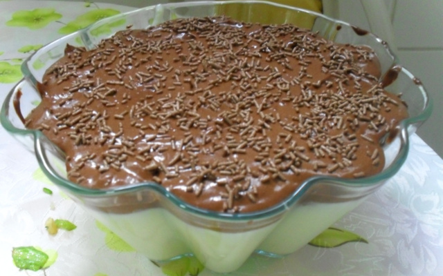 Doce gelado de coco com chocolate