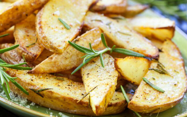 Batata de forno crocante + molho