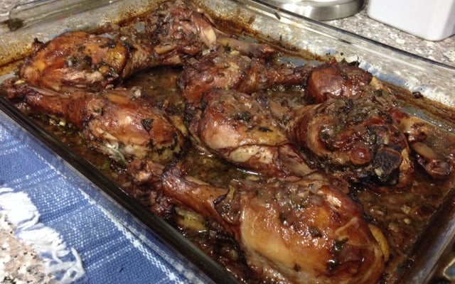 Coxa e sobre coxa de frango assada ao vinho