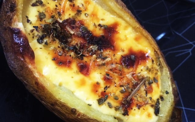 Batata recheada com queijos