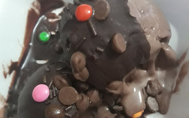 Calda quente de chocolate para sorvetes