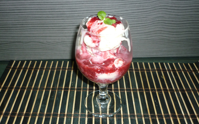 Frozen de iogurte com calda de frutas vermelhas