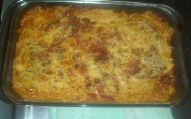 Macarrão ao molho de calabresa e requeijão