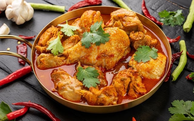 Frango ensopado com caldo delicioso e bem temperado